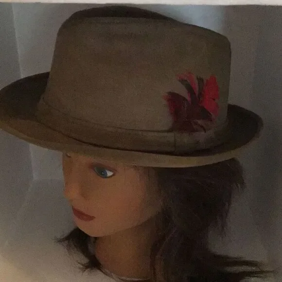 Vintage globe, masters, suede fedora